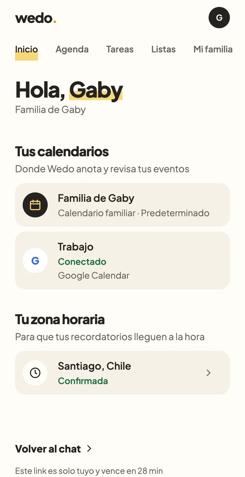 El panel de Wedo en un teléfono: la pantalla Inicio, con las secciones Agenda, Tareas, Listas y Mi familia, el saludo «Hola, Gaby», los calendarios de la familia y la zona horaria.
